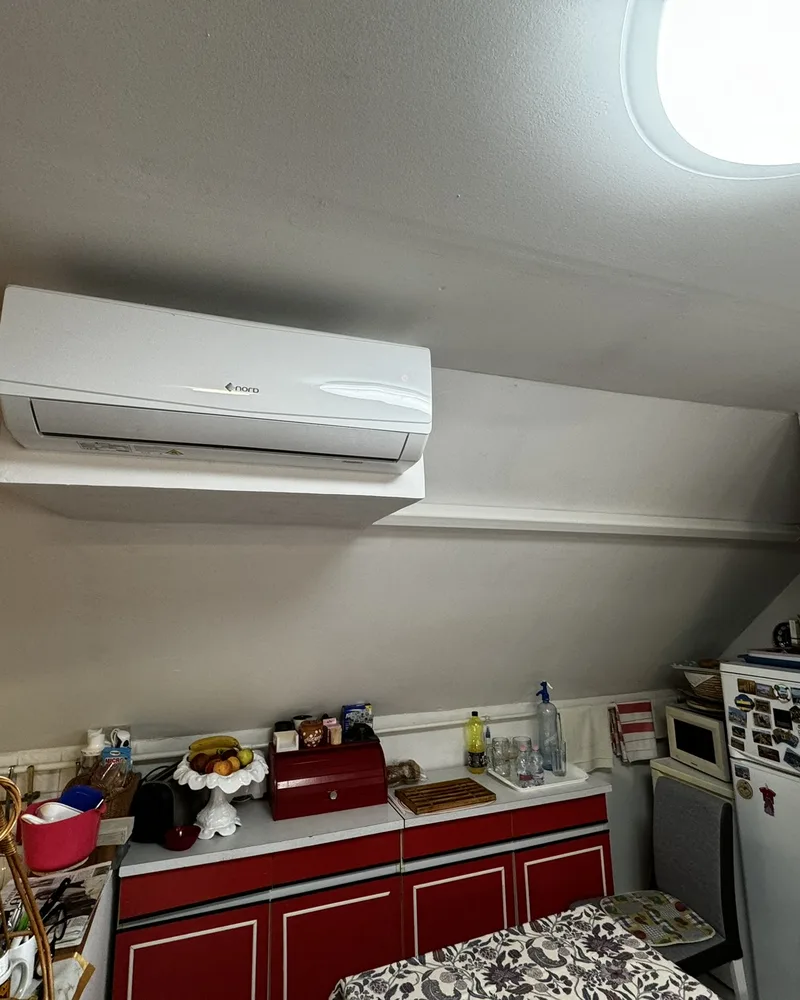 Beltéri klíma telepítés tetőtéri konyhába