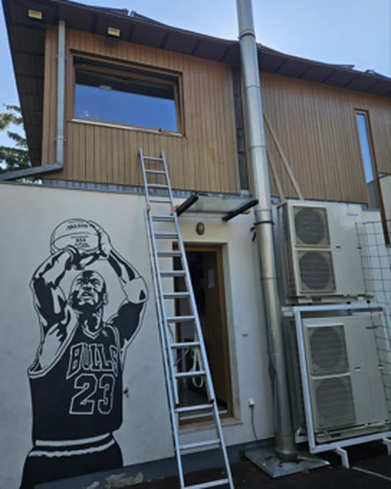 Nagyteljesítményű kültéri egységek épületen