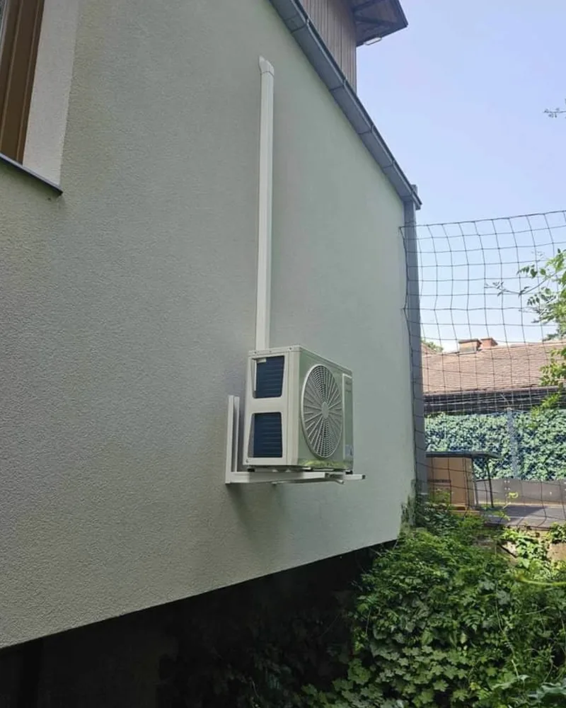 Kültéri klíma egység családi ház oldalfalán