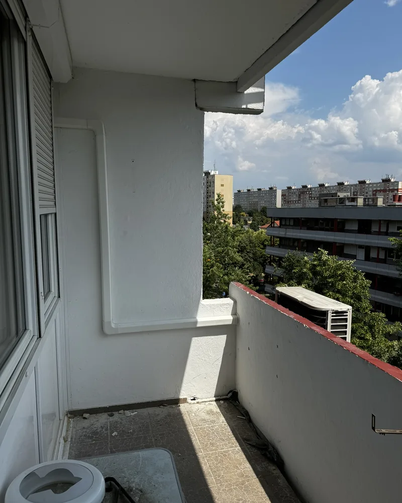 Klíma csővezeték panelház erkélyén